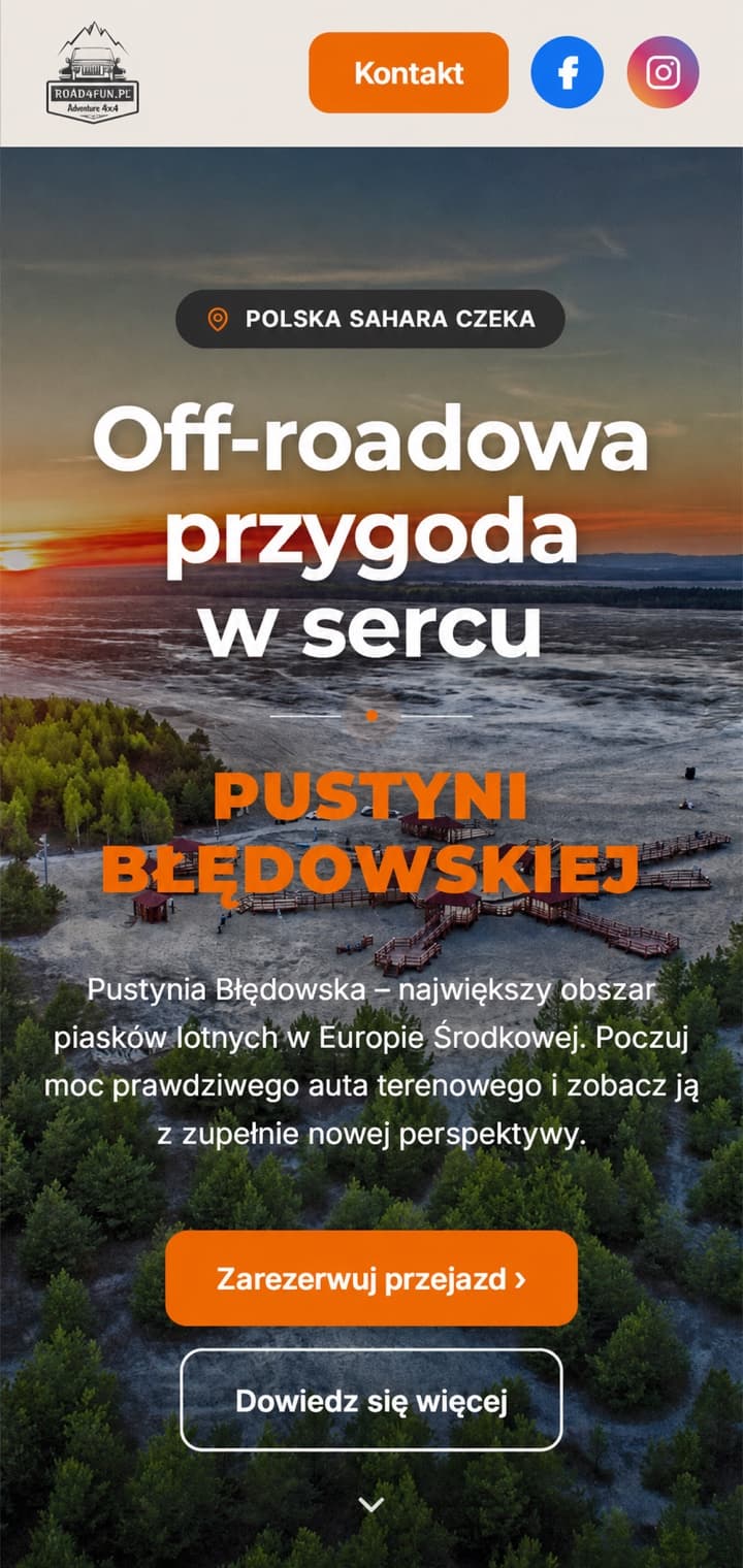 Ta sama strona na ekranie telefonu: skrócony pasek z logo, przyciskiem Kontakt i ikonami profili, to samo zdjęcie pustyni z powietrza jako tło, nagłówek złamany na cztery wiersze, akapit pod nim i dwa przyciski, Zarezerwuj przejazd oraz Dowiedz się więcej, jeden pod drugim.